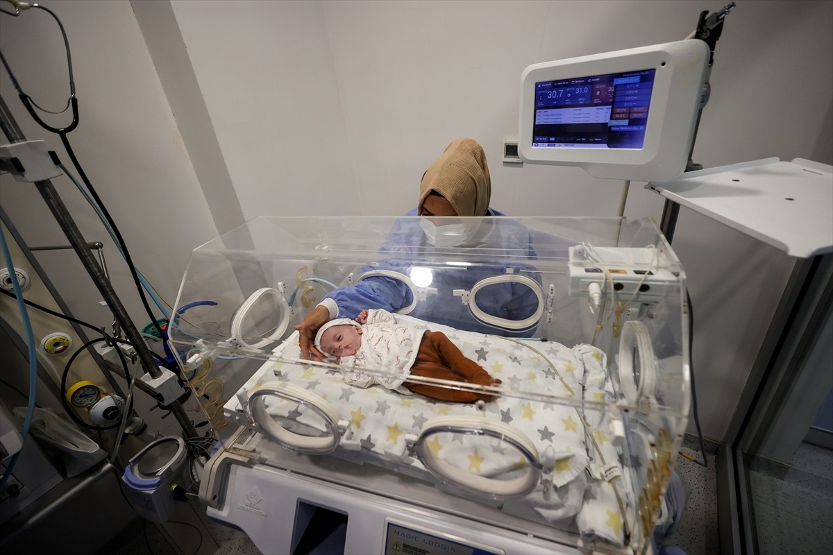 Mersin'de 26 haftalıkken 380 gram ağırlığında prematüre olarak dünyaya gelen Hira Su bebek, 155...