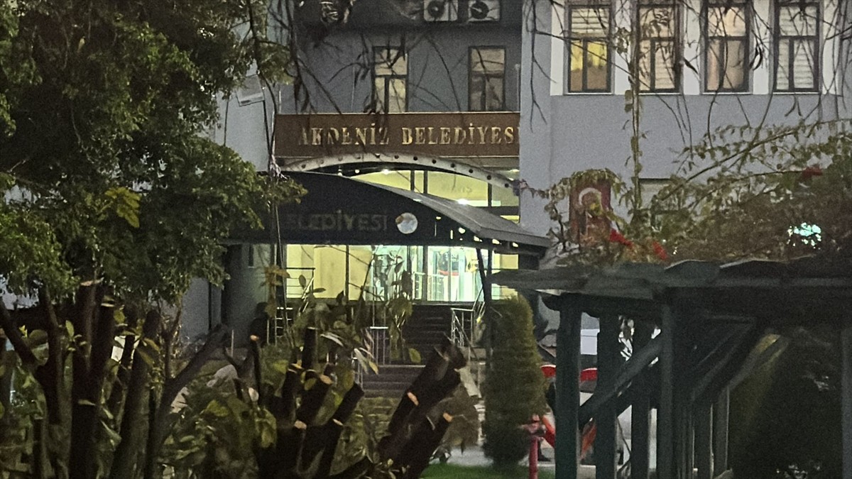 Mersin'de Akdeniz Belediye Başkanı Hoşyar Sarıyıldız ile 5 belediye meclis üyesi gözaltına...