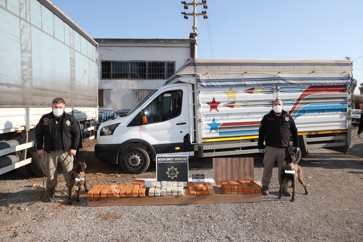 Mersin'de, kamyonet kasasında talaşların altına gizlenmiş 44 kilo 720 gram eroin ele geçirildi, 2...