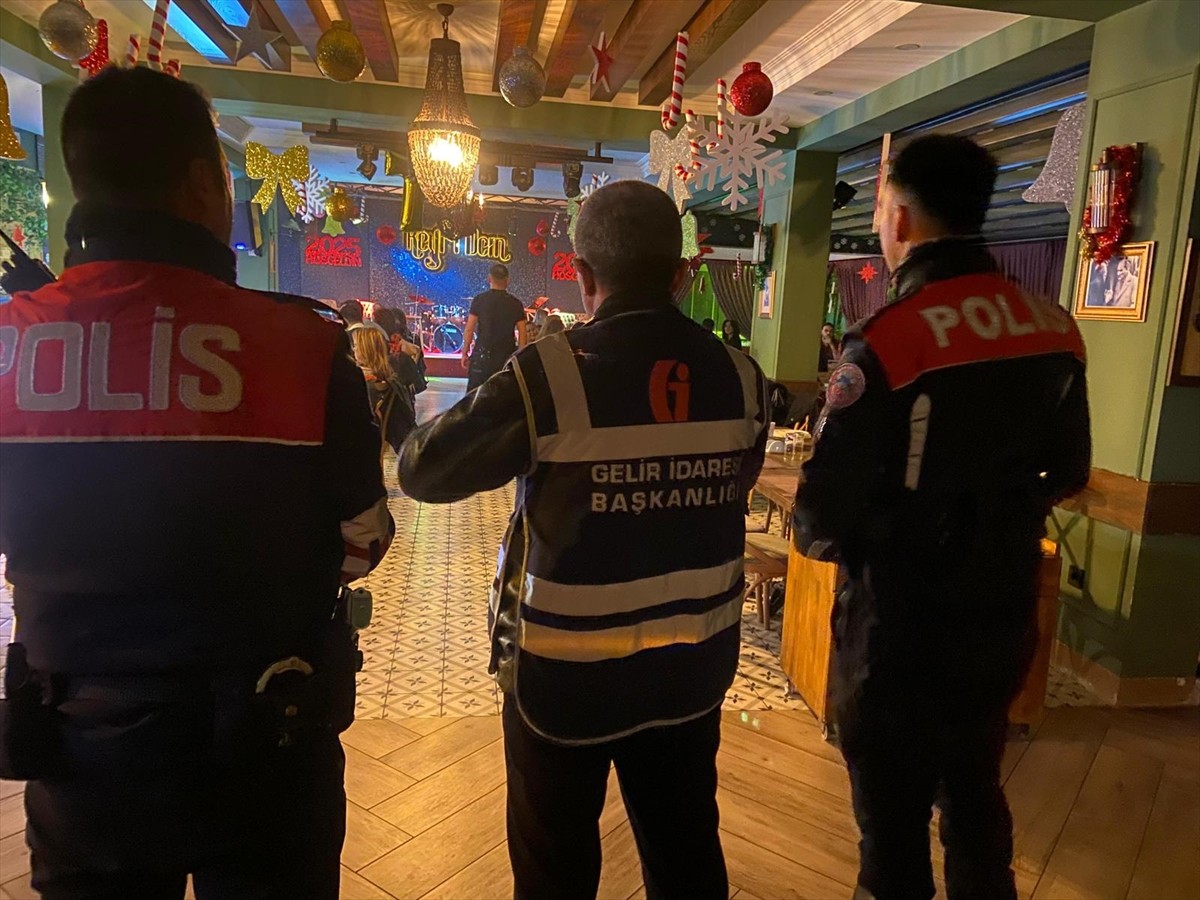 Mersin'de umuma açık mekan uygulamasında 4 iş yerine 1 milyon 716 bin 410 lira idari para cezası...