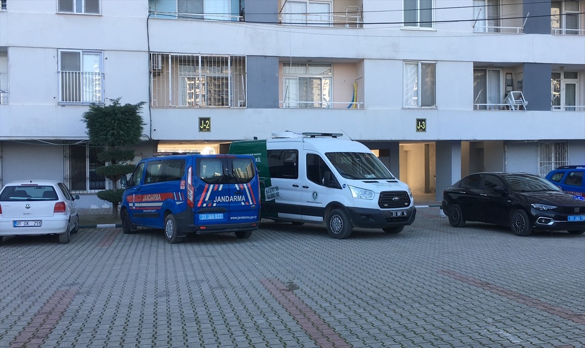 Mersin'in Erdemli ilçesinde bir binanın 13. katından düştükleri öne sürülen 2 kişi hayatını...