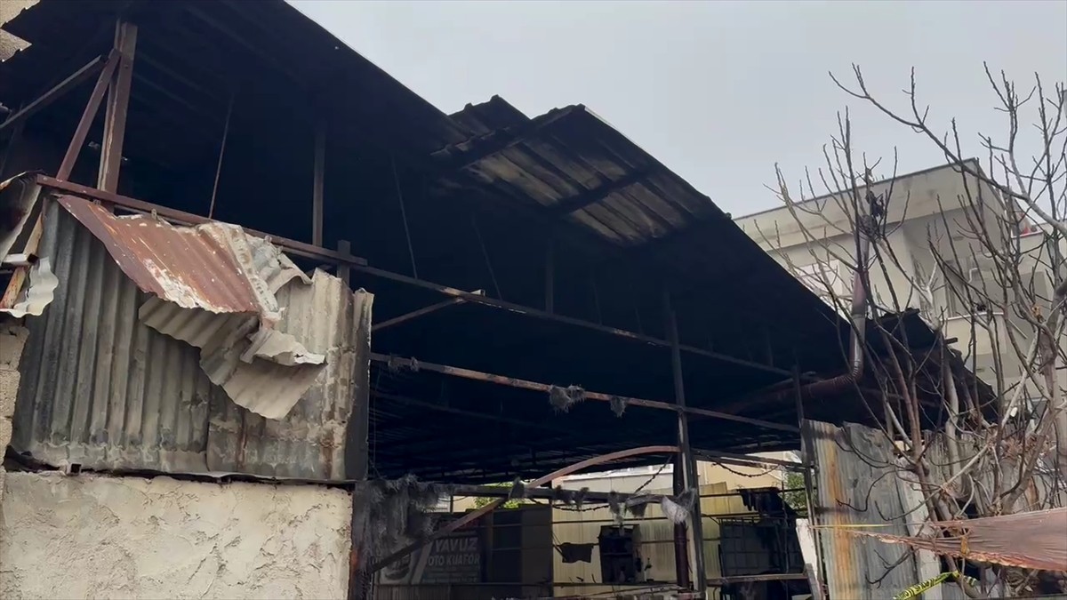 Mersin'in Mut ilçesinde yangın çıkan oto yıkama dükkanında çalışan kişi hayatını...