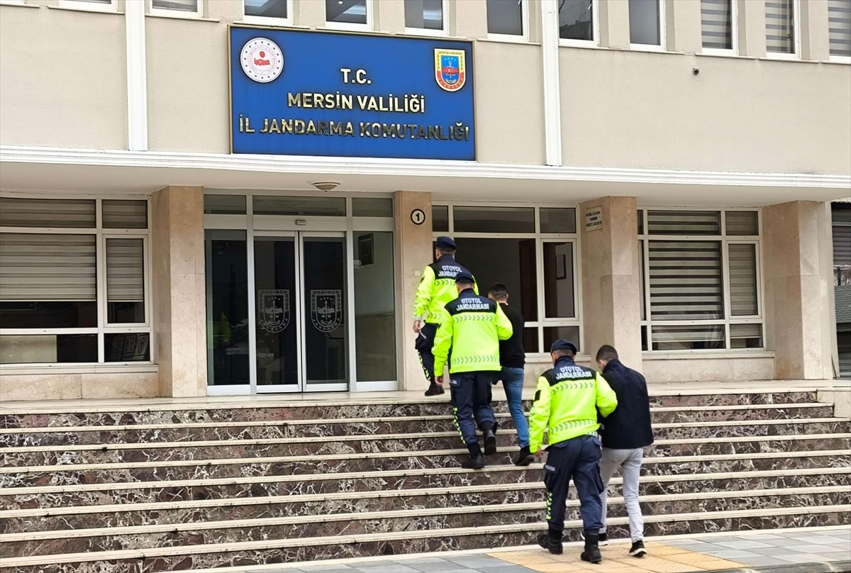 Mersin'in Tarsus ilçesinde bir kişiyi gasbettikleri iddiasıyla gözaltına alınan 2 şüpheliden 1'i...