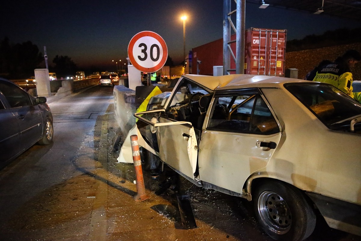 Mersin'in Tarsus ilçesinde otoyol gişelerindeki beton bariyere çarpan otomobildeki 2 kişi yaşamını...