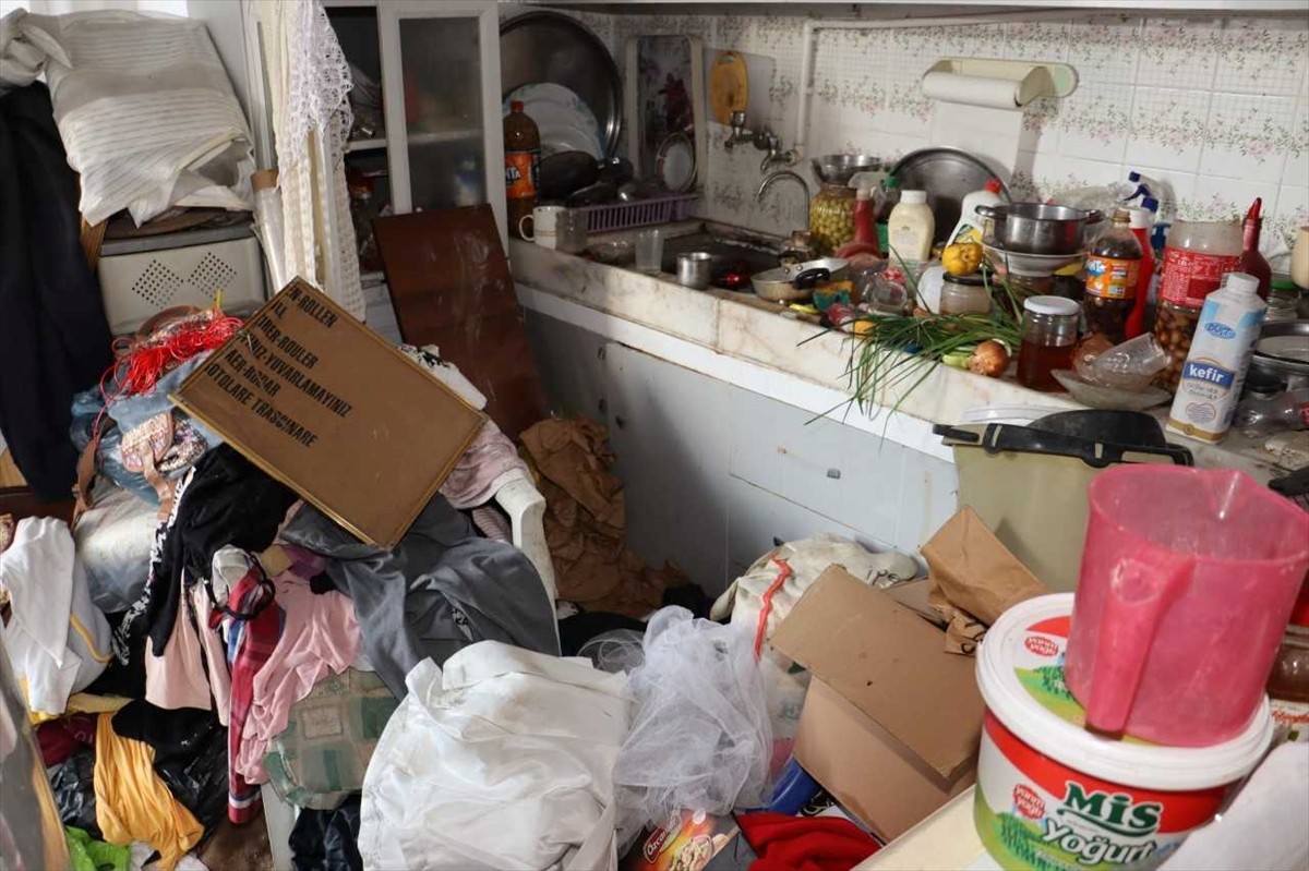 Mersin'in Toroslar ilçesinde atık biriktirildiği belirlenen evden 10 kamyonet çöp...