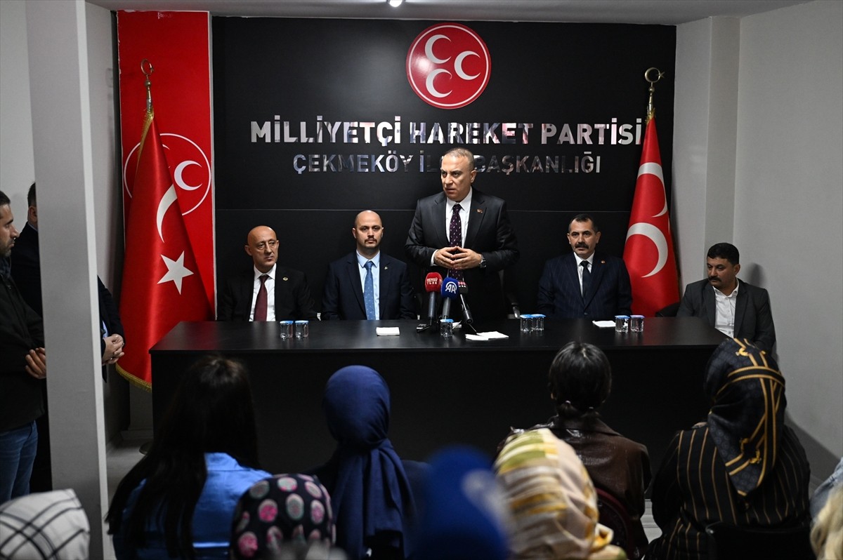MHP Genel Başkan Yardımcısı İzzet Ulvi Yönter (ortada), partisinin Ümraniye ve Çekmeköy ilçe...