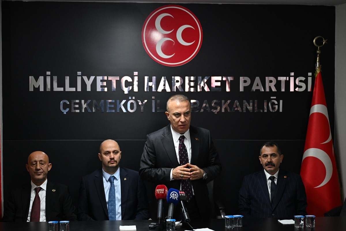 MHP Genel Başkan Yardımcısı İzzet Ulvi Yönter (ortada), partisinin Ümraniye ve Çekmeköy ilçe...