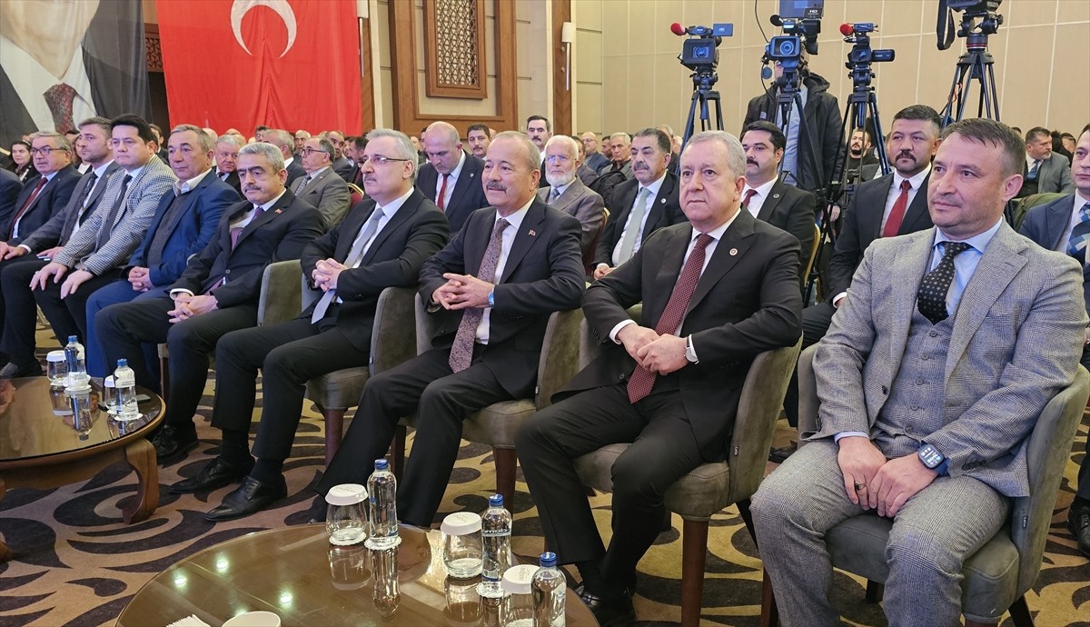 MHP Genel Başkan Yardımcısı Sadir Durmaz, Afyonkarahisar'da bir termal otelde gerçekleştirilen MHP...