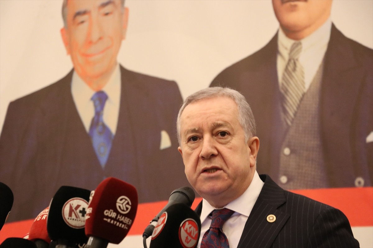 MHP Genel Başkan Yardımcısı Sadir Durmaz (ortada), bir otelde düzenlenen MHP'nin Kayseri...