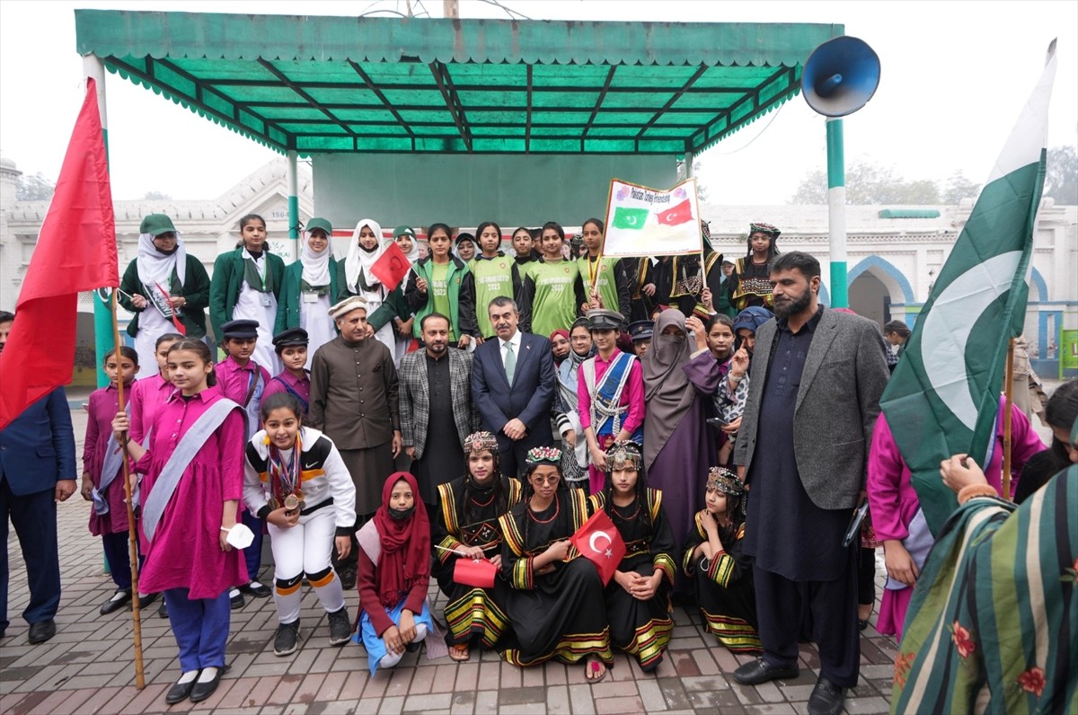 Milli Eğitim Bakanı Yusuf Tekin, Pakistan'ın Lahor kentindeki Kinnaird Kız Lisesini ziyaret...