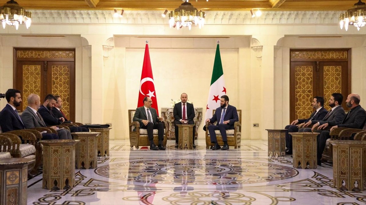 Milli İstihbarat Teşkilatı (MİT) Başkanı İbrahim Kalın (solda), Suriye'nin başkenti Şam'da yeni...