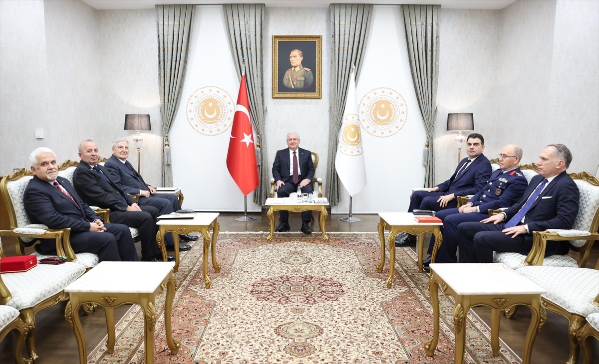 Milli Savunma Bakanı Yaşar Güler (sağda), Türkiye Emekli Subaylar Derneği (TESUD) 2’nci Başkanı...