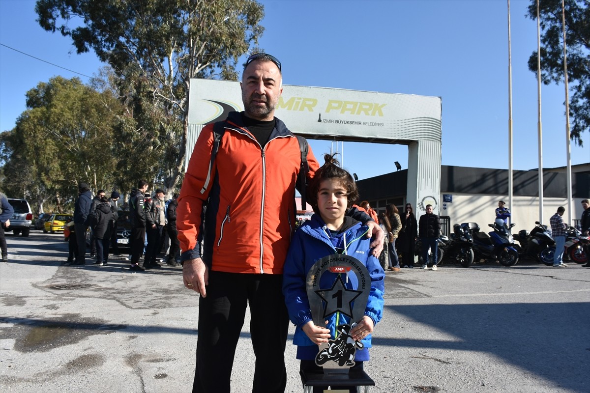 Motosikletliler ve otomobilseverler, İzmir Büyükşehir Belediyesinden tamamen kullanılmaz durumda...