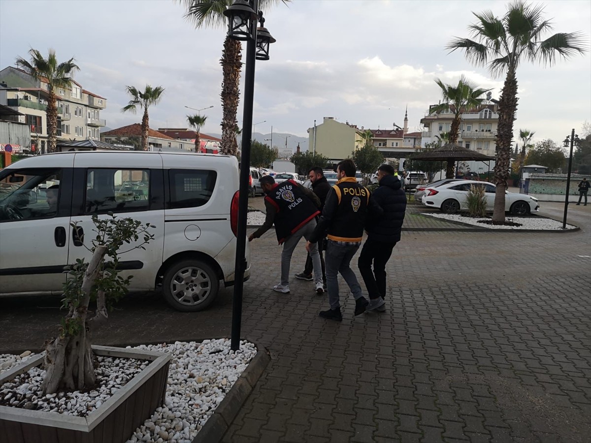 Muğla'nın Fethiye ilçesinde gasp suçunu işledikleri iddiasıyla 2 zanlı tutuklandı.