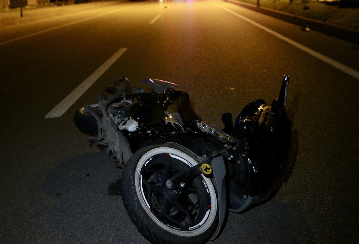 Muğla'nın Fethiye ilçesinde hafif ticari araçla çarpışan motosikletin sürücüsü ağır...