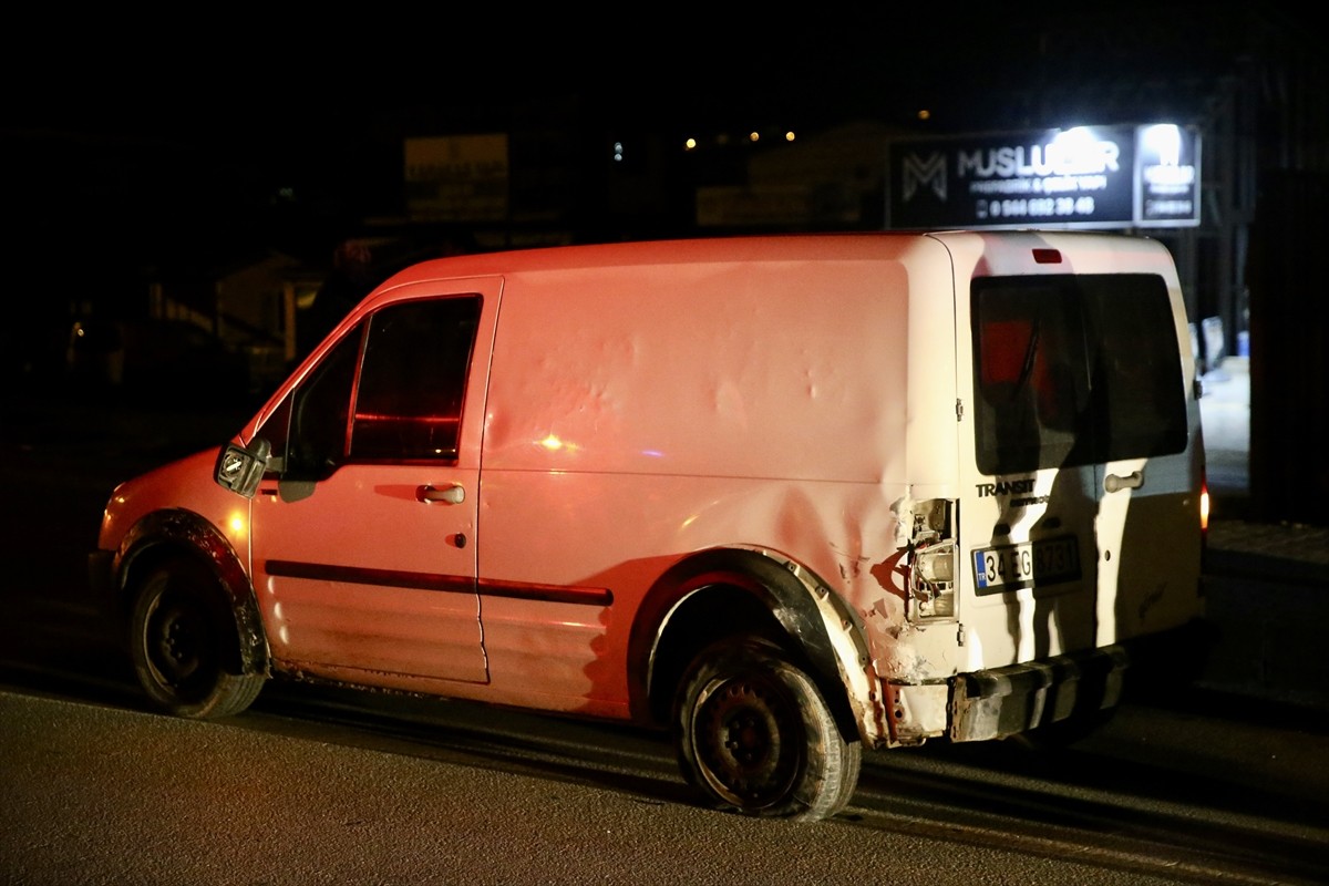 Muğla'nın Fethiye ilçesinde hafif ticari araçla çarpışan motosikletin sürücüsü ağır...