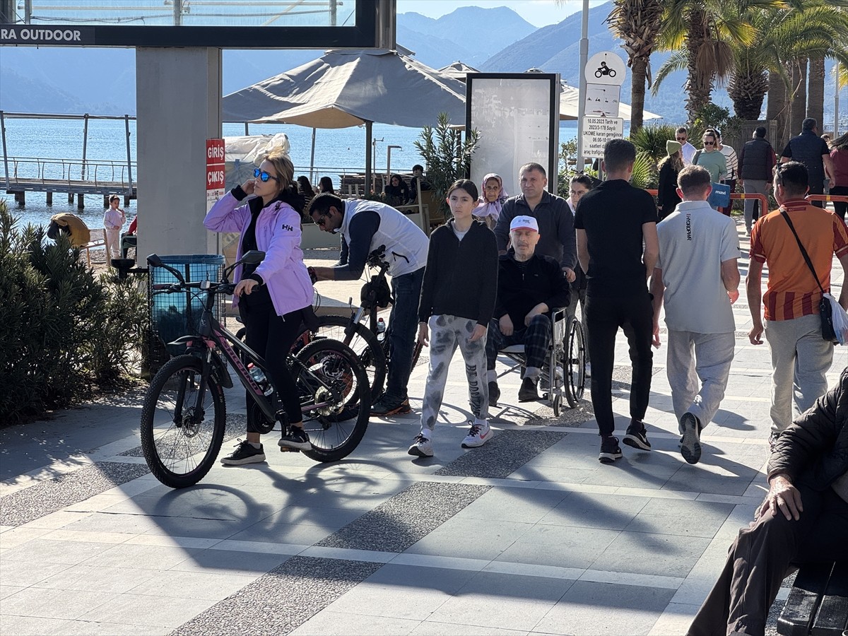 Muğla'nın gözde turistik ilçesi Marmaris'in sahillerinde yeni yılın ilk gününde güneşli havayı...