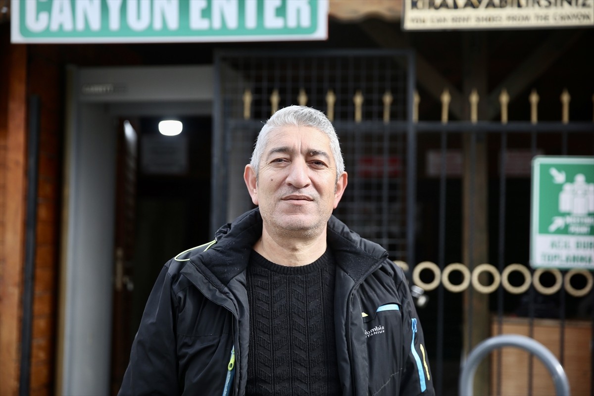 Muğla'nın Seydikemer ilçesinde bir çobanın kaçan keçilerini ararken keşfettiği 18 kilometrelik...