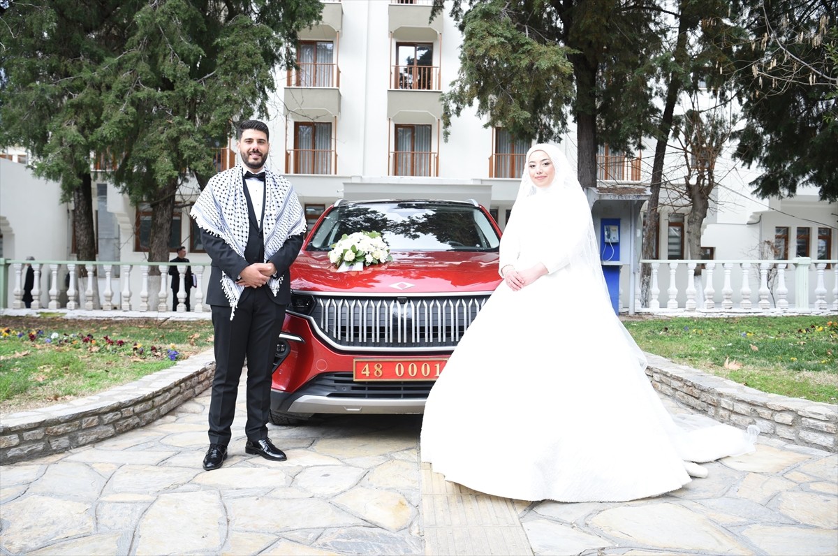 Muğla Valisi İdris Akbıyık (solda), evlenen Gazzeli İmadeddin Younis ve Muğlalı Medine Münteha'nın...