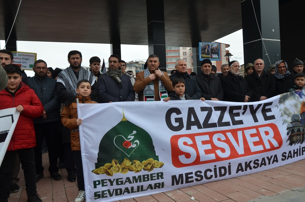 Muş'ta bir araya gelen vatandaşlar, İsrail ve Hamas arasında anlaşma sağlanmasını kutladı....