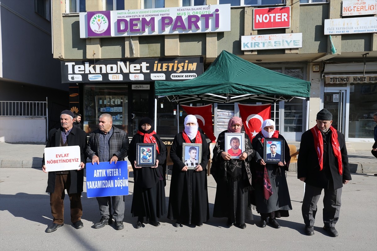 Muş'ta çocukları terör örgütü PKK tarafından kaçırılan aileler, DEM Parti İl Başkanlığı binası...