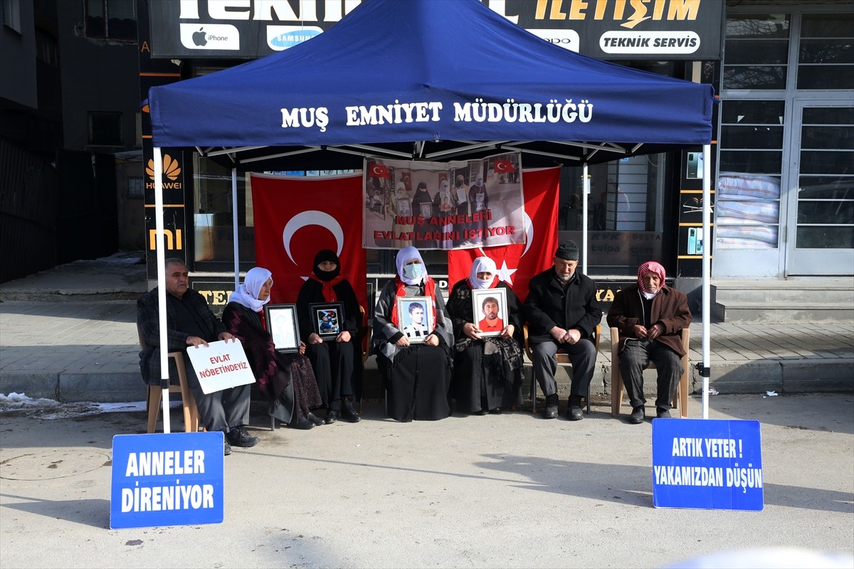 Muş'ta çocukları terör örgütü PKK tarafından kaçırılan aileler, DEM Parti İl Başkanlığı binası...