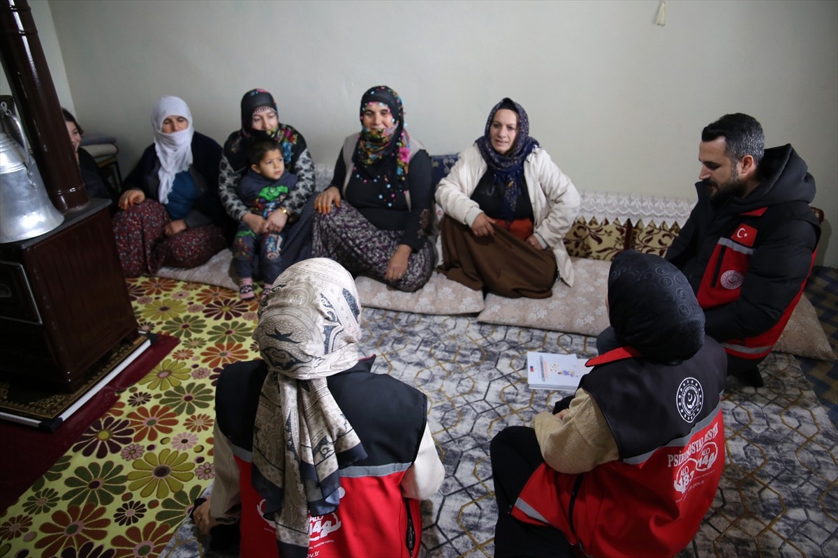 Muş'ta erken yaşta ve zorla evliliklerin önüne geçilmesi amacıyla geçen yıl 50'si köy 73 noktada...