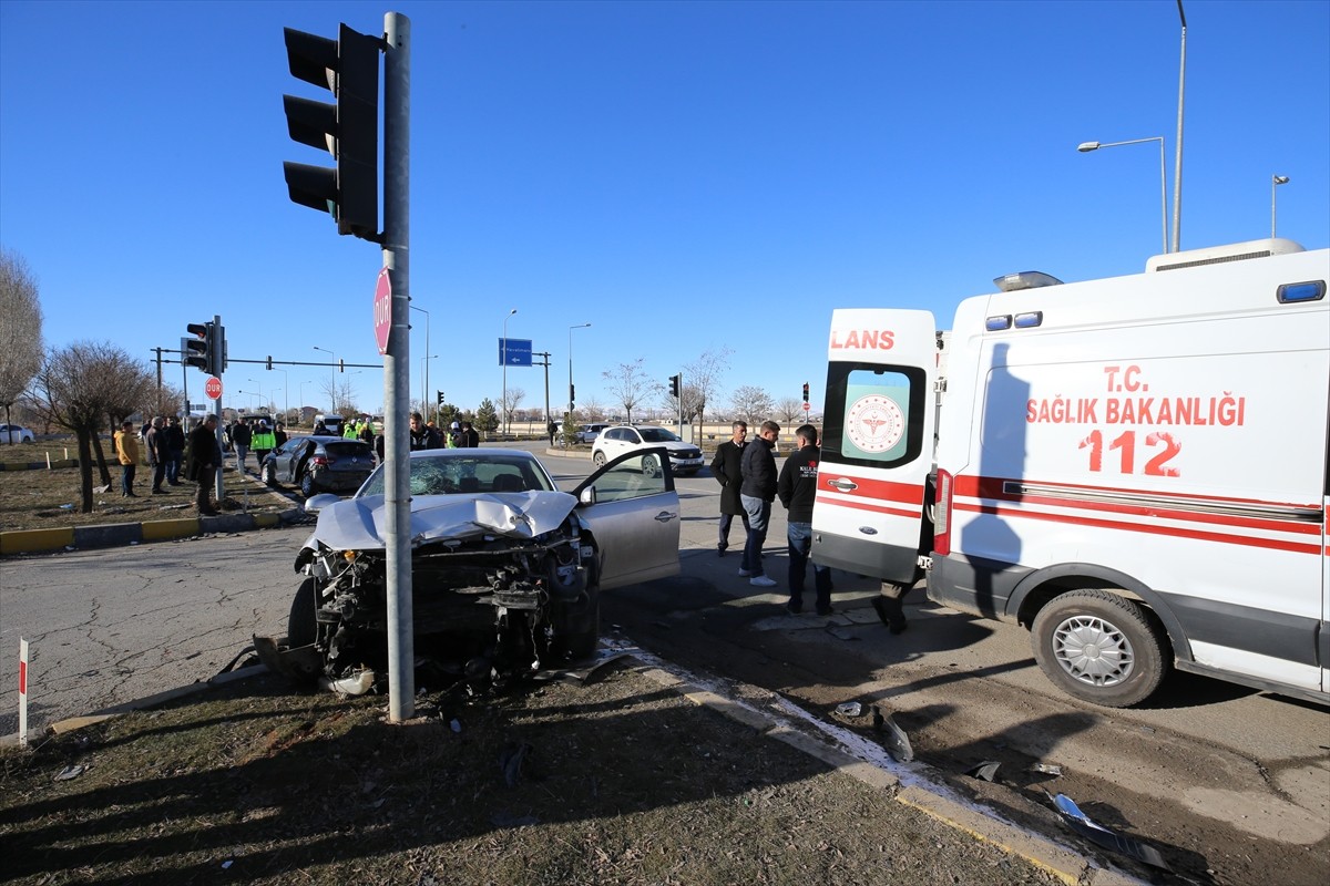 Muş'ta iki otomobilin çarpışması sonucu 6 kişi yaralandı.