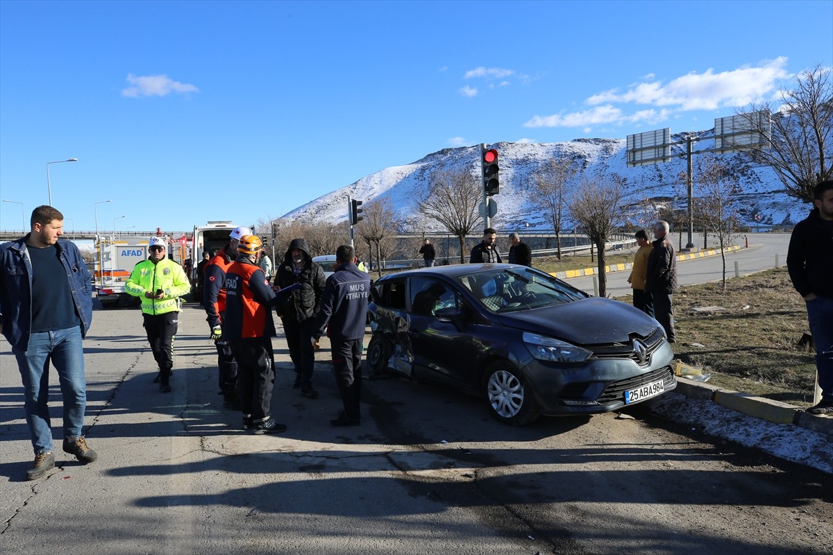 Muş'ta iki otomobilin çarpışması sonucu 6 kişi yaralandı.