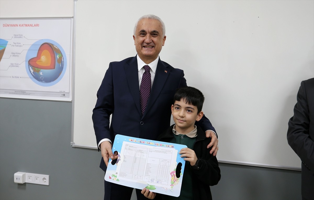 Muşta 104 bin 641 öğrenciye karneleri dağıtıldı. Vali Avni Çakır, Muş Milli Eğitim Müdürlüğü...