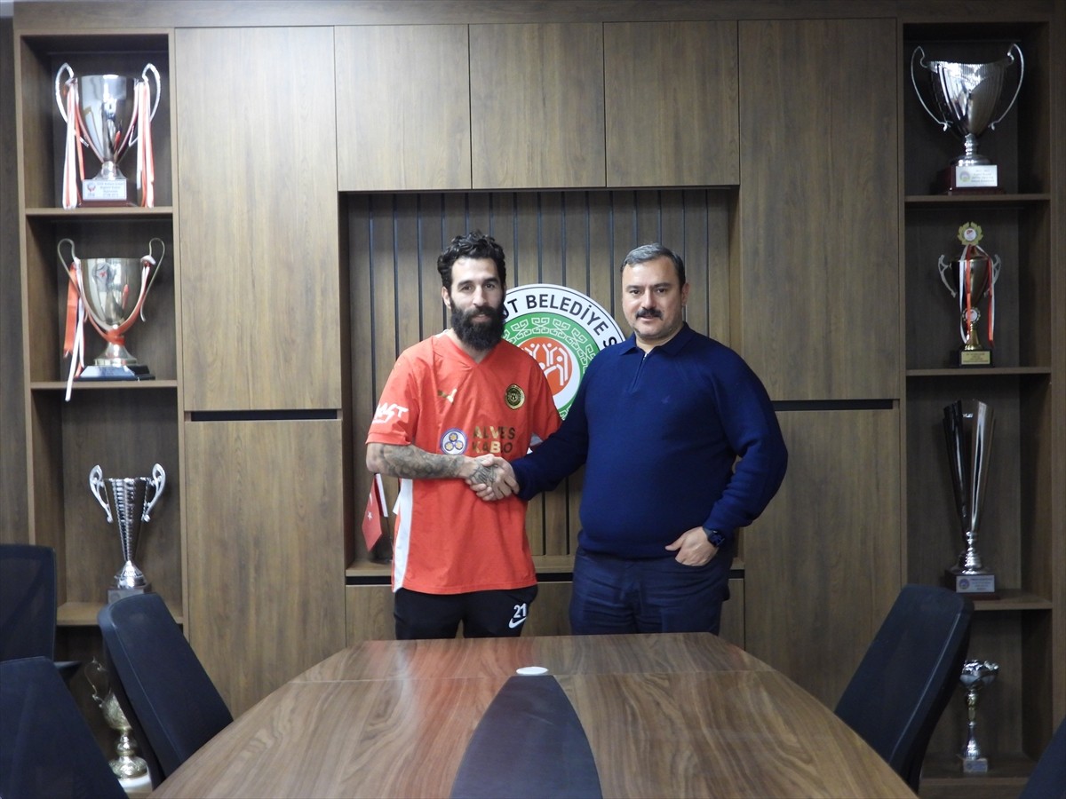 Nesine 3. Lig takımlarından Etimesgut Belediyespor, Jimmy Durmaz'ı (solda) kadrosuna kattığını...