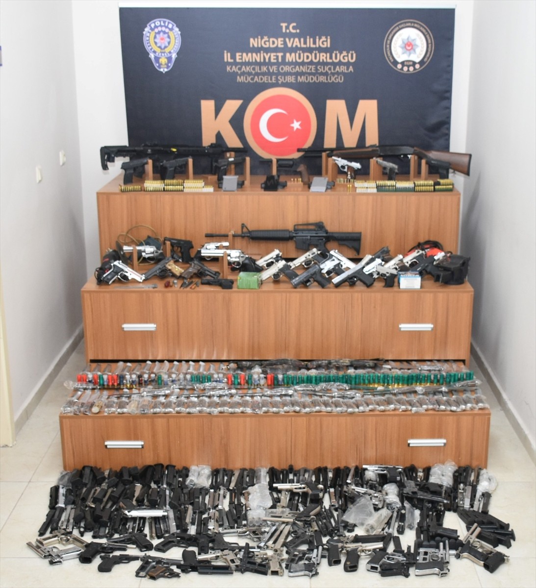 Niğde'de silah kaçakçılarına yönelik operasyonda gözaltına alınan 16 zanlıdan 3'ü tutuklandı....