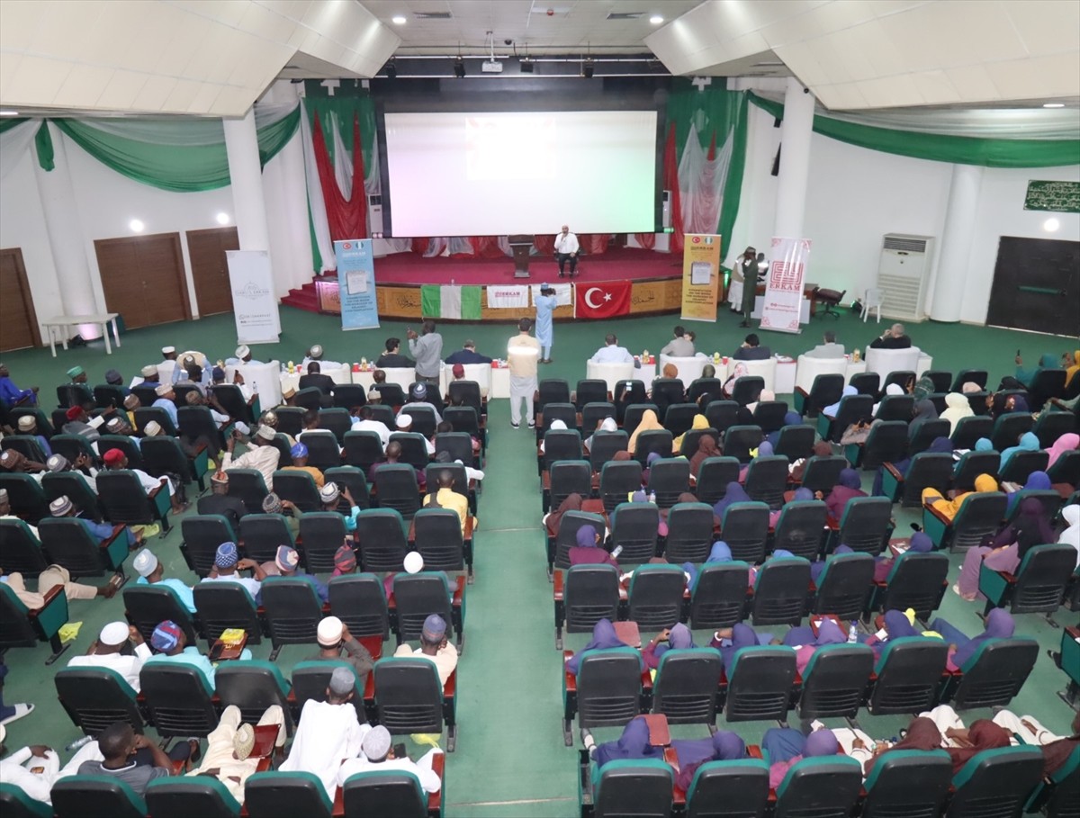 Nijerya'da faaliyet gösteren Türk yardım kuruluşları, üniversite öğrencileri arasında kitap okuma...