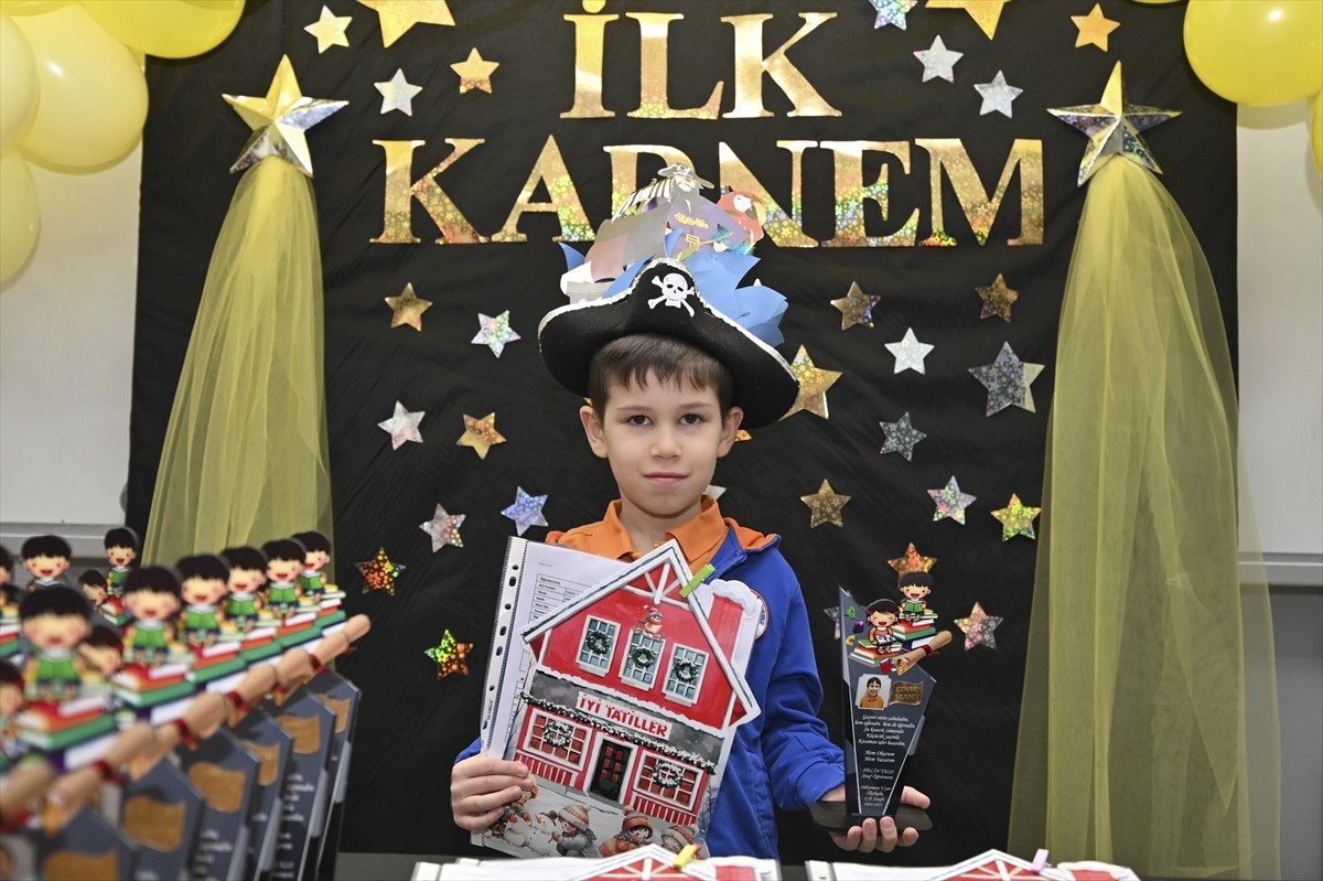 Okul öncesi, ilkokul, ortaokul ve lise okullarındaki yaklaşık 20 milyon öğrenci karnesini alarak...