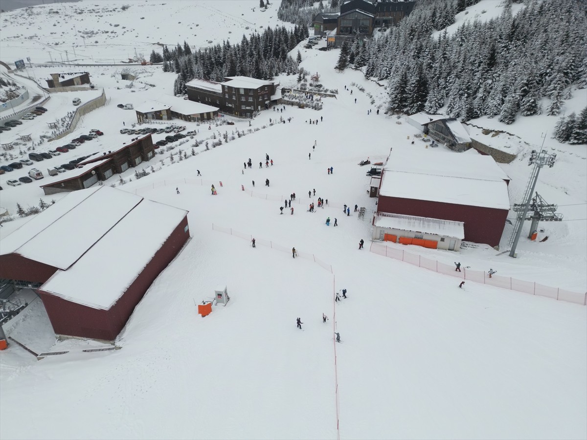 Ordu'da doğasıyla öne çıkan Çambaşı Kayak Tesisleri, yarıyıl tatilinde kayak tutkunları tarafından...