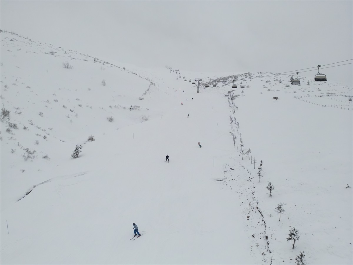 Ordu'da doğasıyla öne çıkan Çambaşı Kayak Tesisleri, yarıyıl tatilinde kayak tutkunları tarafından...
