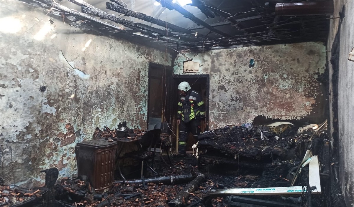 Osmaniye'de müstakil evde çıkan yangında dumandan etkilenen kadın hastaneye kaldırıldı. Olay...