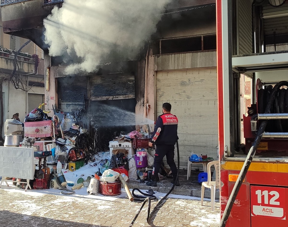 Osmaniye'nin Kadirli ilçesinde ikinci el ürün satışı yapılan iş yerinde çıkan yangın...