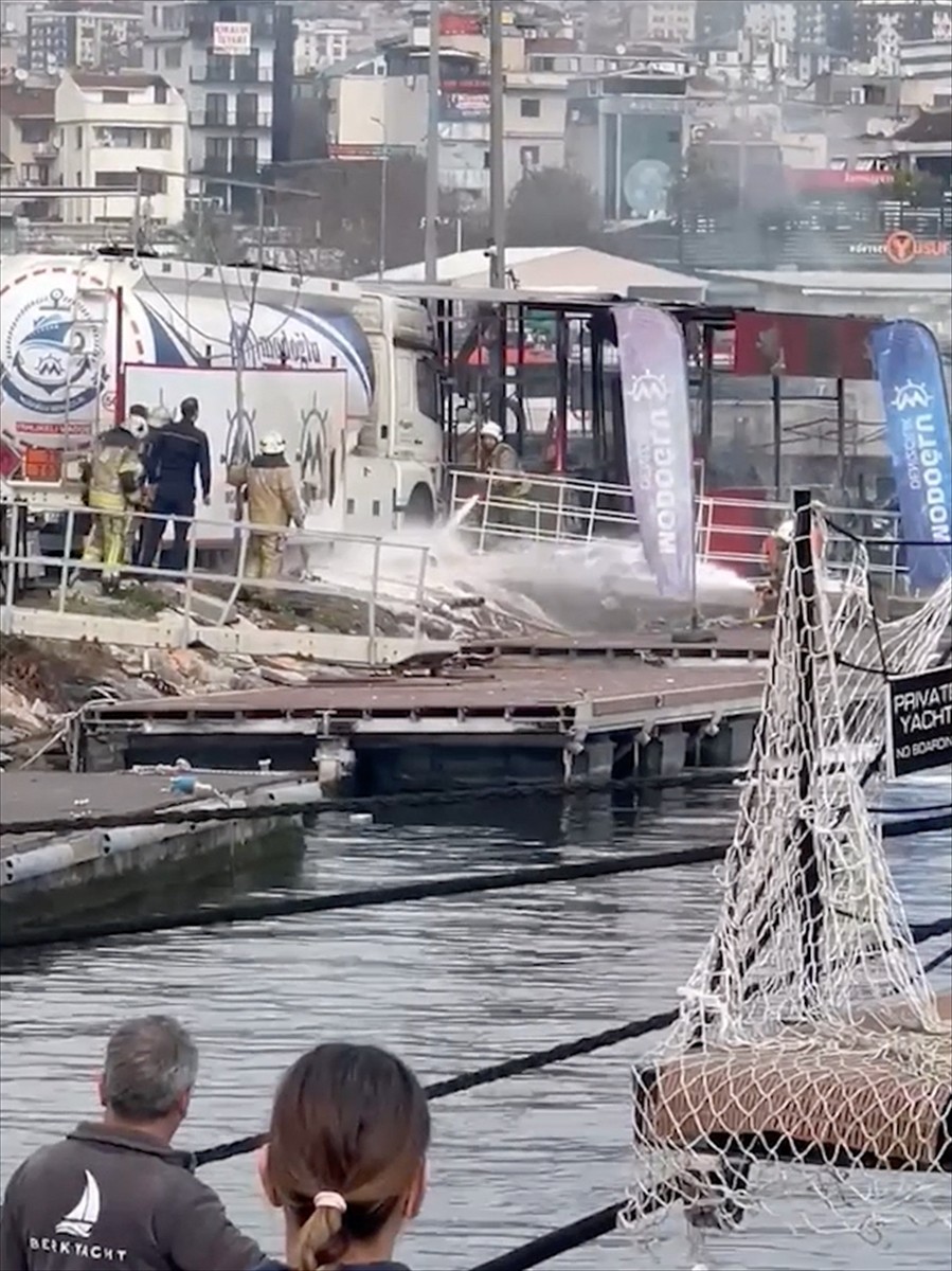 Pendik Marina'da bulunan yakıt istasyonundaki atık yağ depolama alanında çıkan yangın, itfaiye...