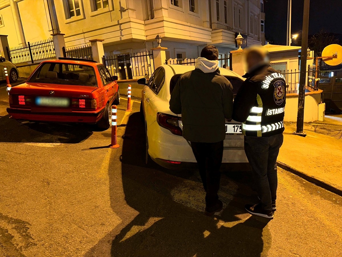 Pendik ve Kadıköy'de trafikte araçlarıyla drift ve makas atan 3 sürücüye toplam 149 bin 414 lira...