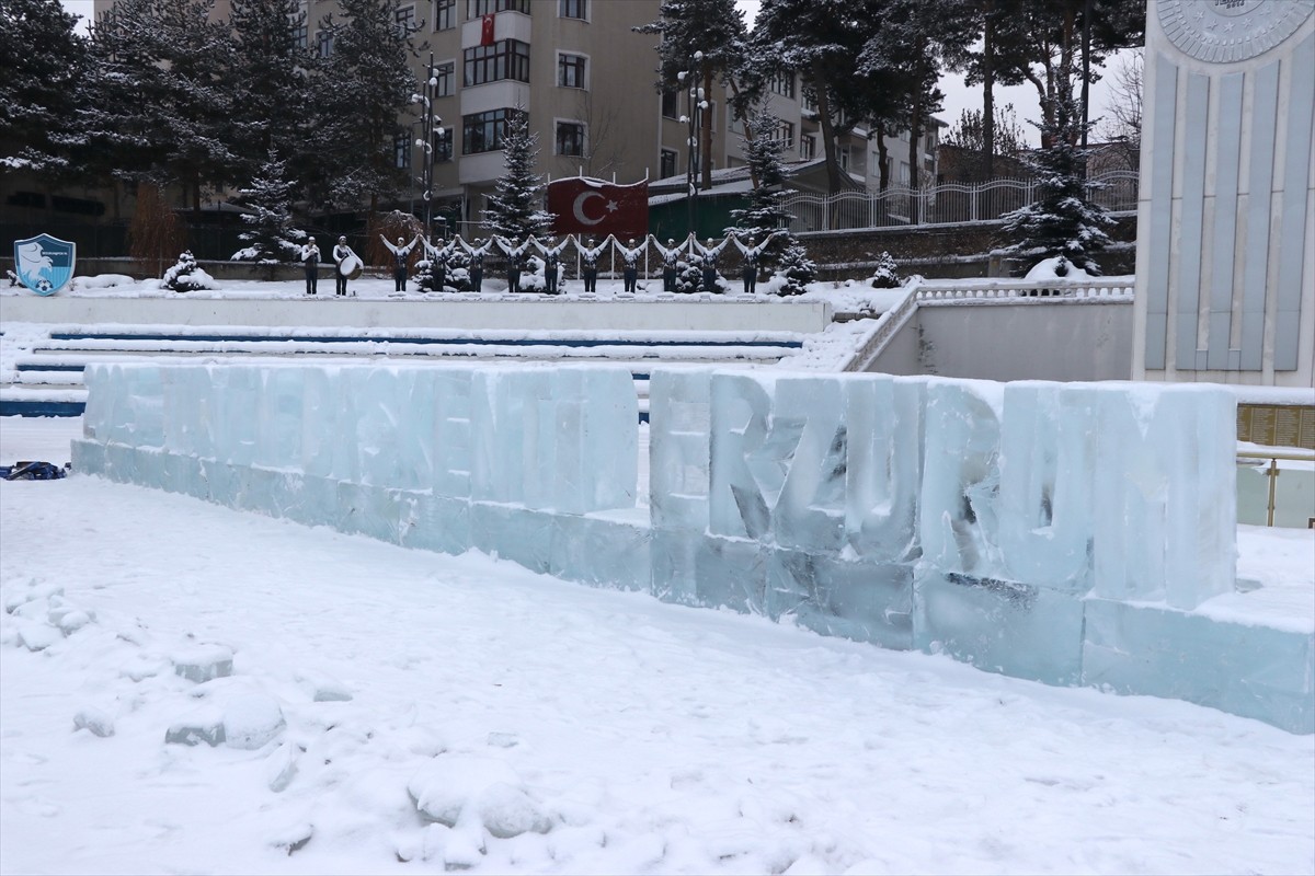 "2025 Turizm Başkenti Erzurum" yazısı, testere ve ütü yardımıyla buzdan yapılarak kent meydanında...