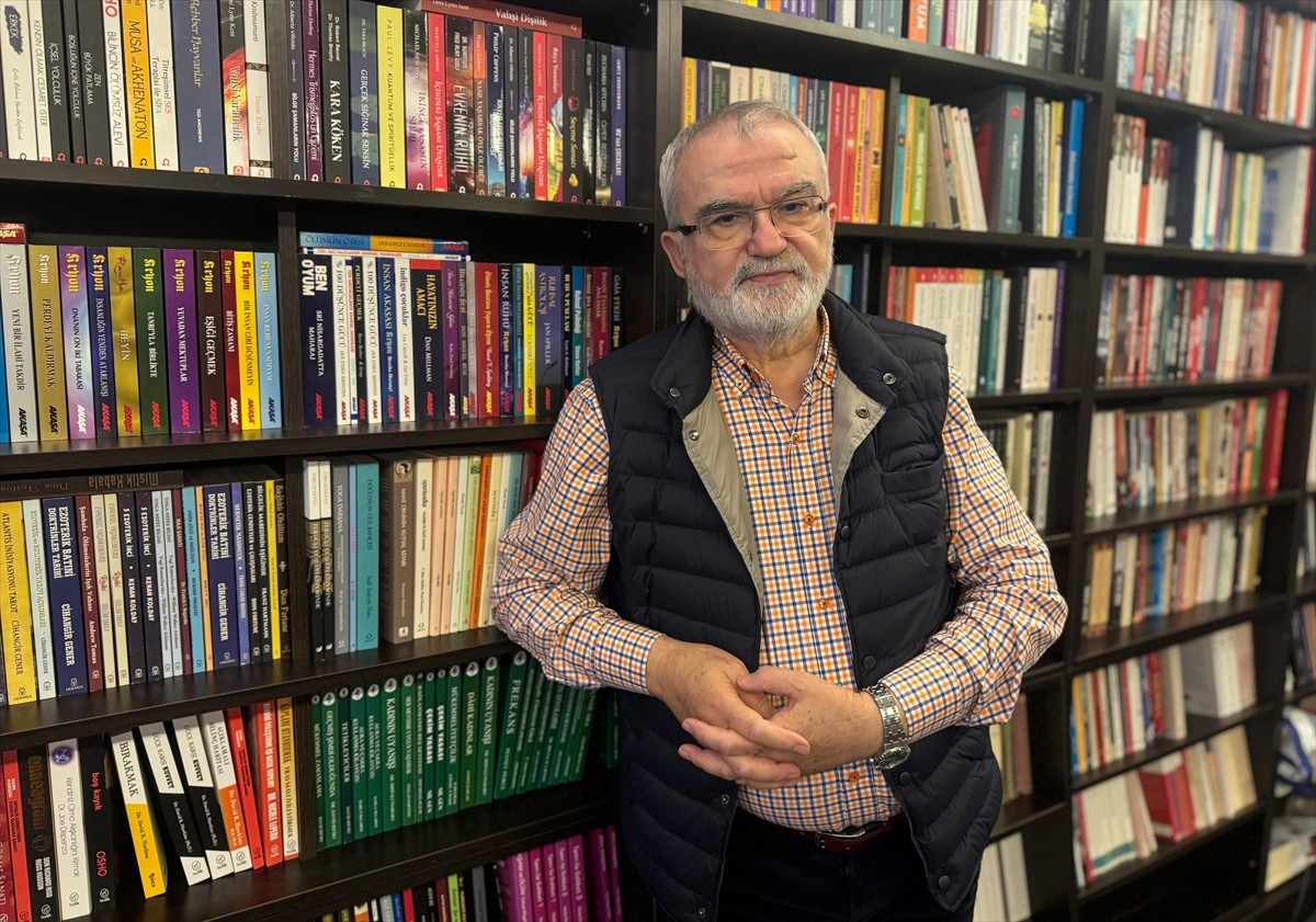 "Limmi'de Sürgün Bir Veli", "Divan-ı İlahiyat" ve "Yunus Emre Yorumları"nın yanı sıra bir çok...