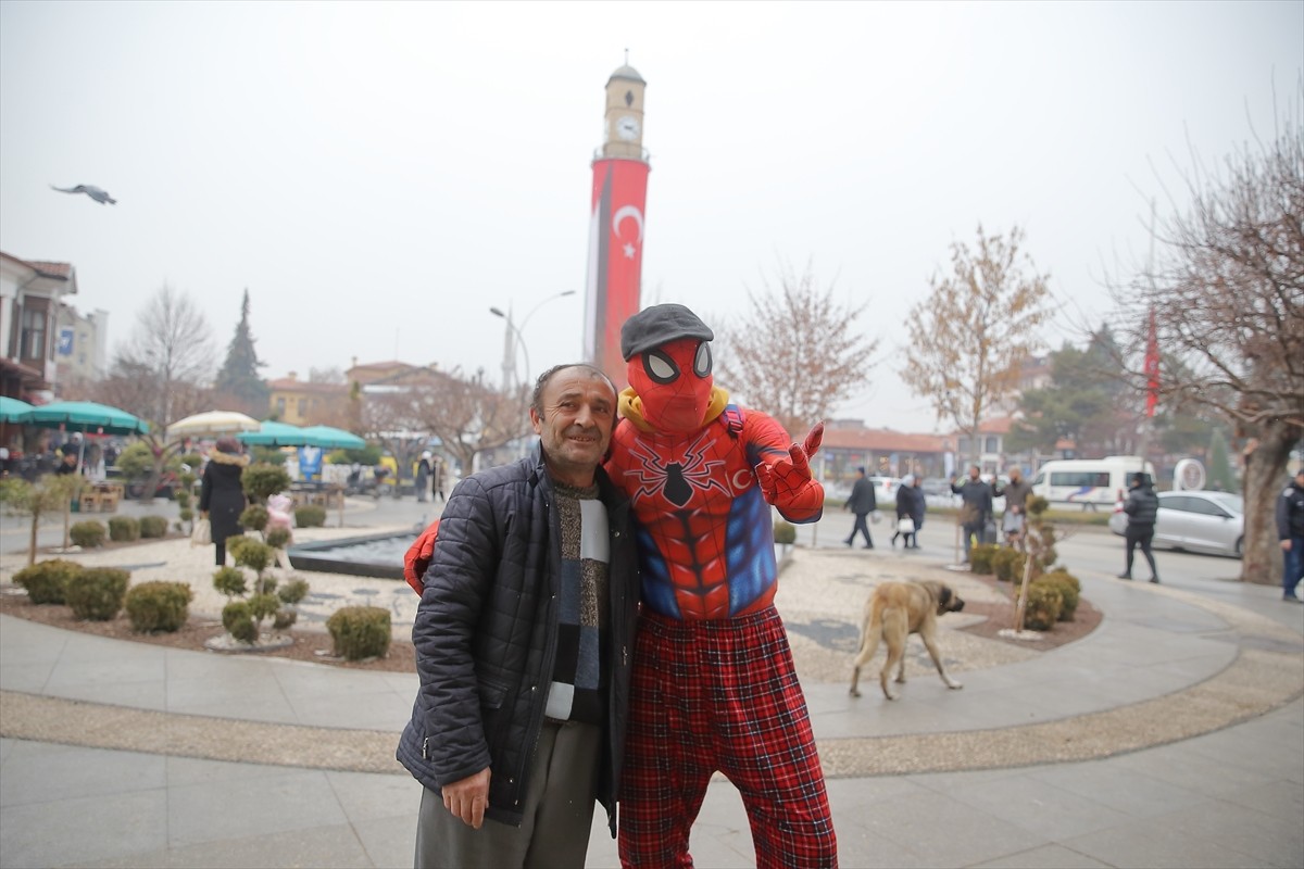 "Örümcek Adam" kostümüyle Türkiye'yi gezme hayaliyle memleketi İzmir'den yola çıkan Salih Ayaz...