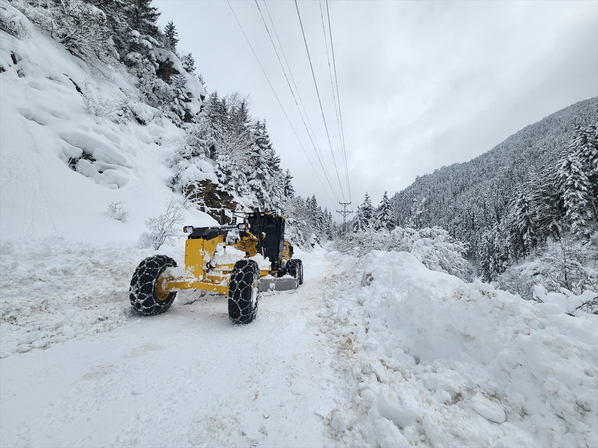 Rize'nin yüksek kesimlerinde etkili olan kar yağışı yaşamı olumsuz etkiledi. İl Özel İdaresi...