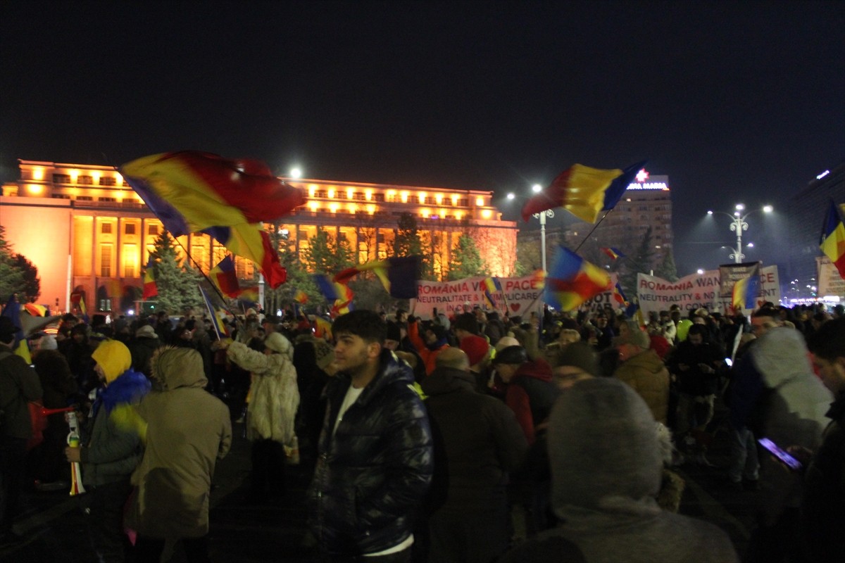 Romanya'nın başkenti Bükreş'te toplanan on binlerce kişi, kasımda yapılan cumhurbaşkanı seçiminin...