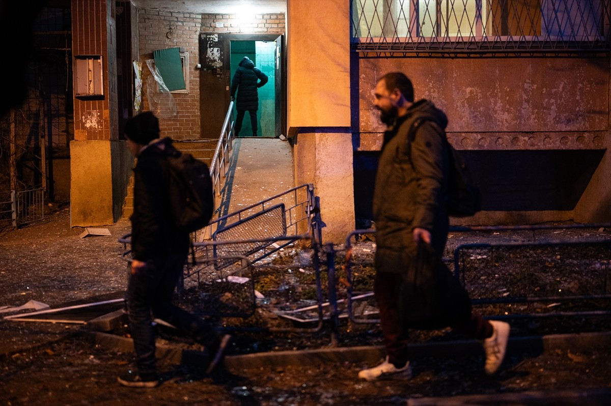 Rus ordusunun, Ukrayna'nın başkenti Kiev'e düzenlediği hava saldırısında 4 kişinin öldüğü...