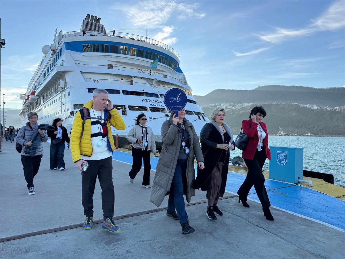 Rusya'nın Soçi kentinden hareket eden "Astoria Grande" adlı kruvaziyer, Amasra Limanı'na...