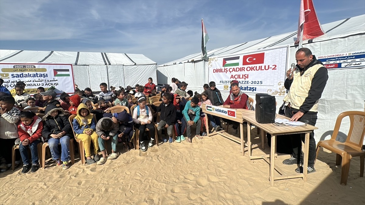 Sadakataşı Derneğinin kamplarda yaşayan Gazzeli çocuklar için açtığı ikinci Diriliş Çadır Okulu...