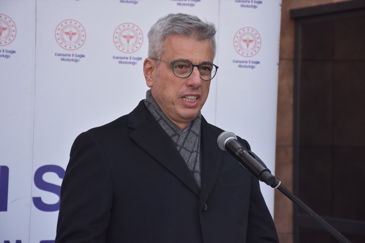 Sağlık Bakanı Kemal Memişoğlu (sol 4), bir dizi program için geldiği Eskişehir'de, Odunpazarı...