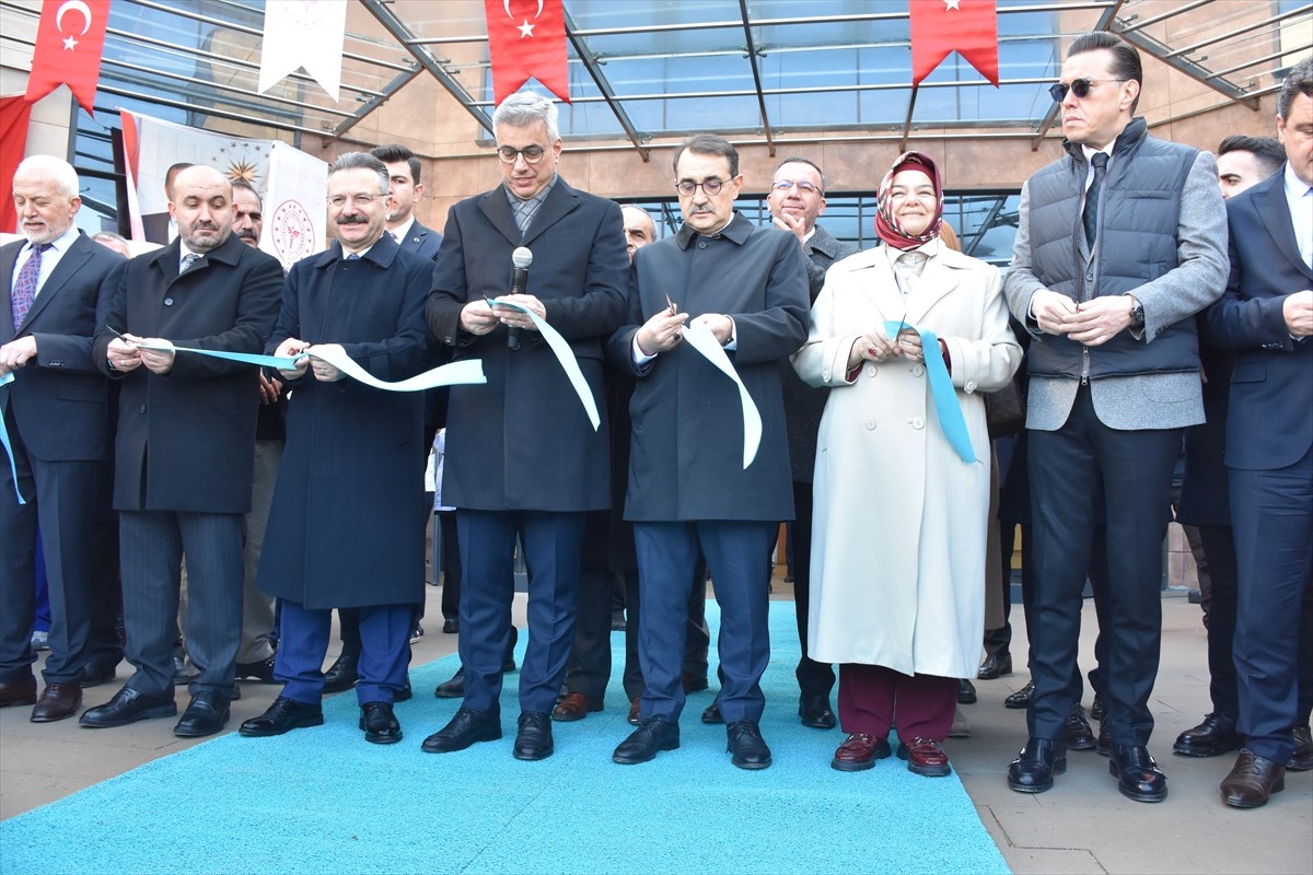 Sağlık Bakanı Kemal Memişoğlu (sol 4), bir dizi program için geldiği Eskişehir'de, Odunpazarı...